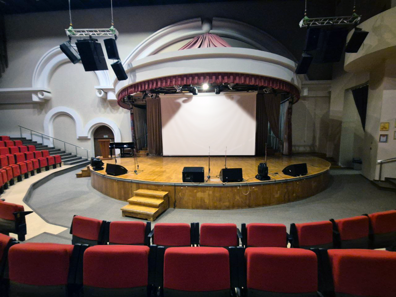 Экран шириной 6 метров с электроприводом на сцене